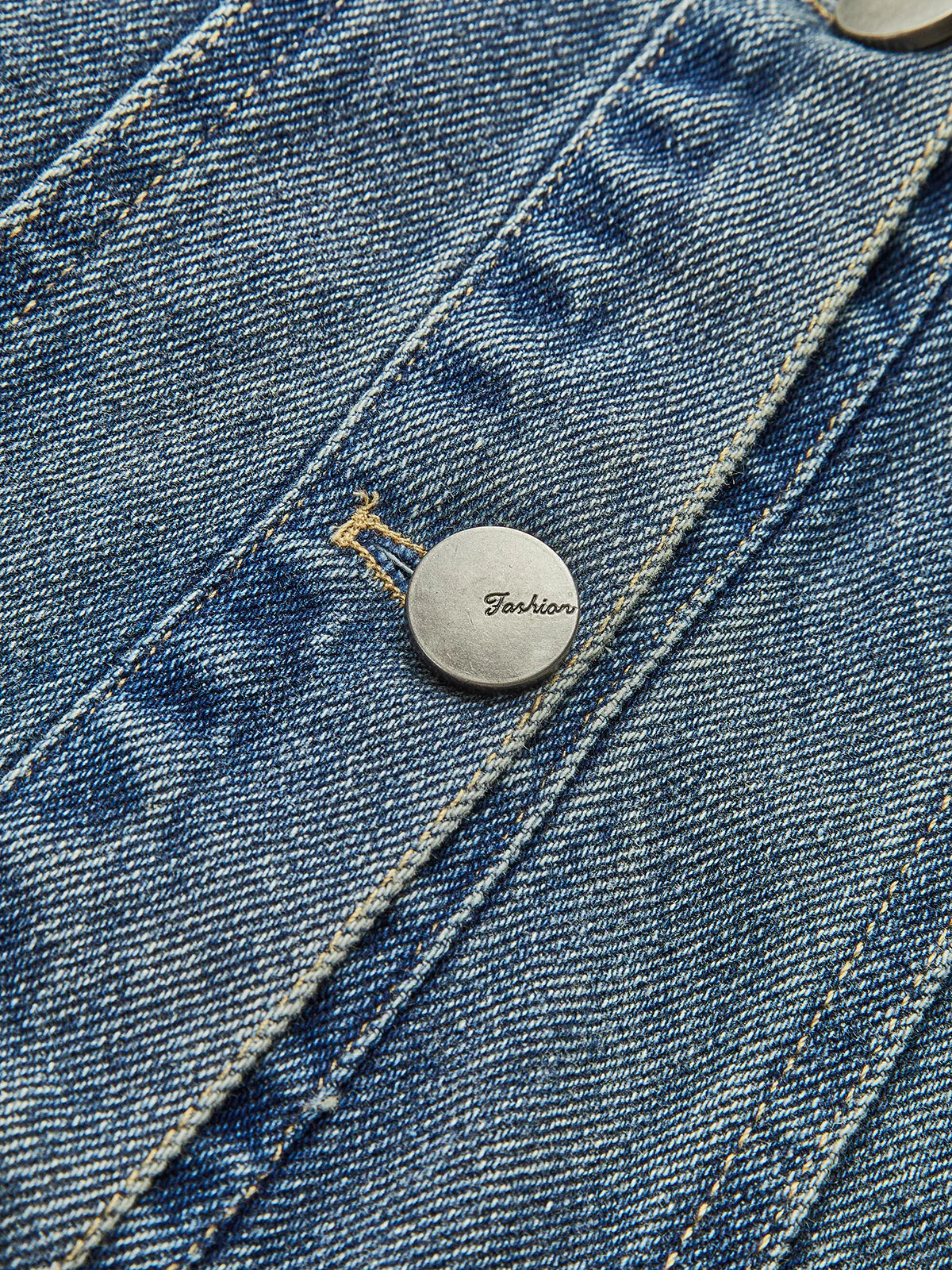klassische-denimjacke-mit-strukturierten-cord-akzenten