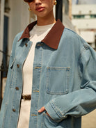 stilvolle-damen-jeansjacke-mit-geräumigen-taschen