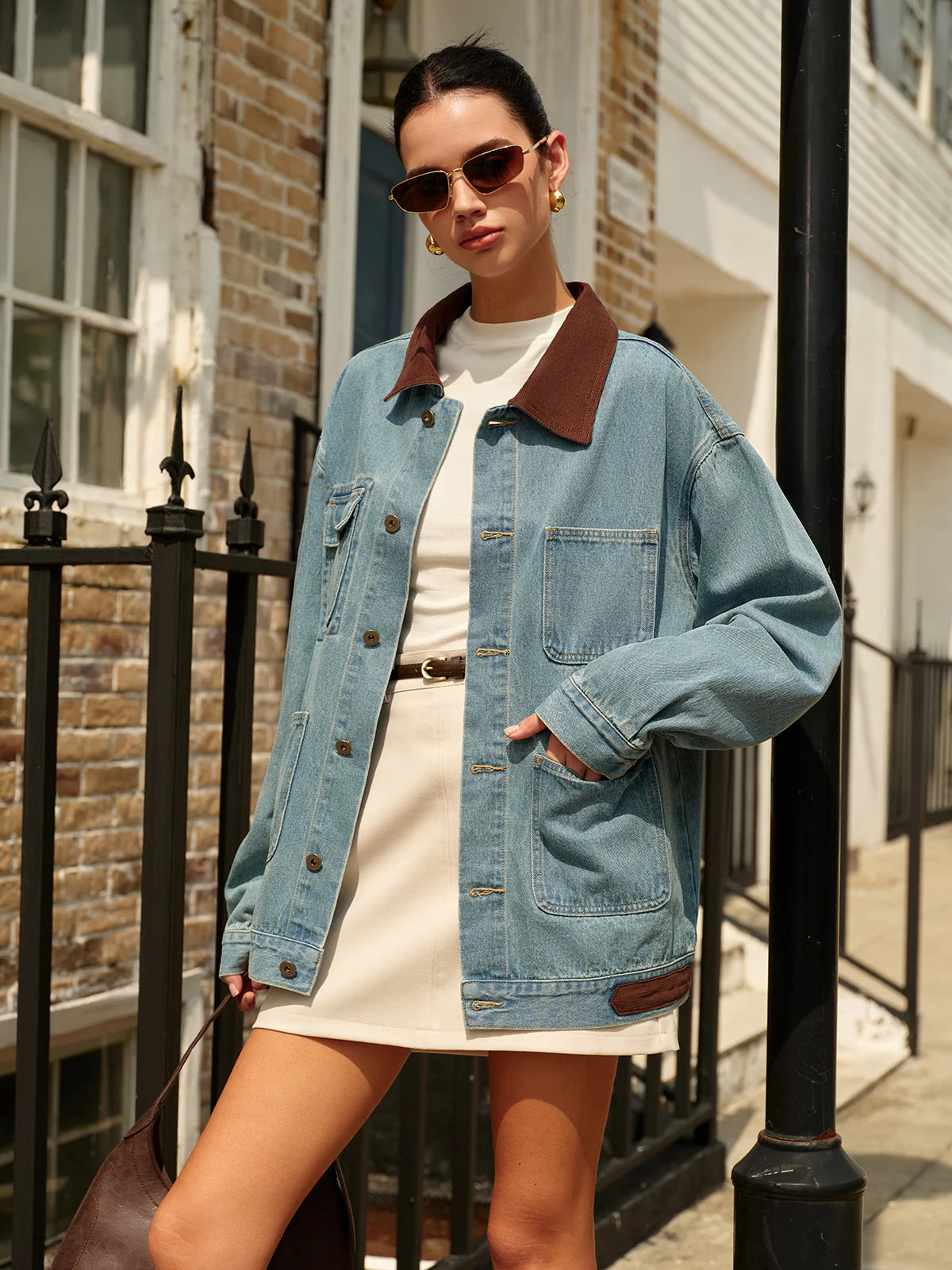 stilvolle-damen-jeansjacke-mit-geräumigen-taschen