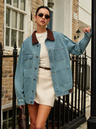 stilvolle-damen-jeansjacke-mit-geräumigen-taschen