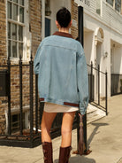 stilvolle-damen-jeansjacke-mit-geräumigen-taschen
