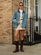 stilvolle-damen-jeansjacke-mit-geräumigen-taschen