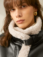 damen-shearling-jacke-mit-leder-klassischer-schnitt damen-shearling-jacke-vorderansicht-warme-fütterung