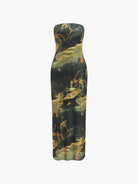 figurbetontes-maxikleid-mit-einzigartigem-künstlerischen-design