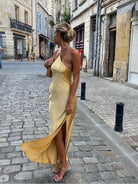 one-shoulder-slip-kleid-frontansicht-fließende-silhouette-hoher-beinschlitz