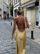 one-shoulder-slip-kleid-frontansicht-fließende-silhouette-hoher-beinschlitz