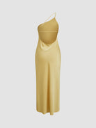 one-shoulder-slip-kleid-frontansicht-fließende-silhouette-hoher-beinschlitz