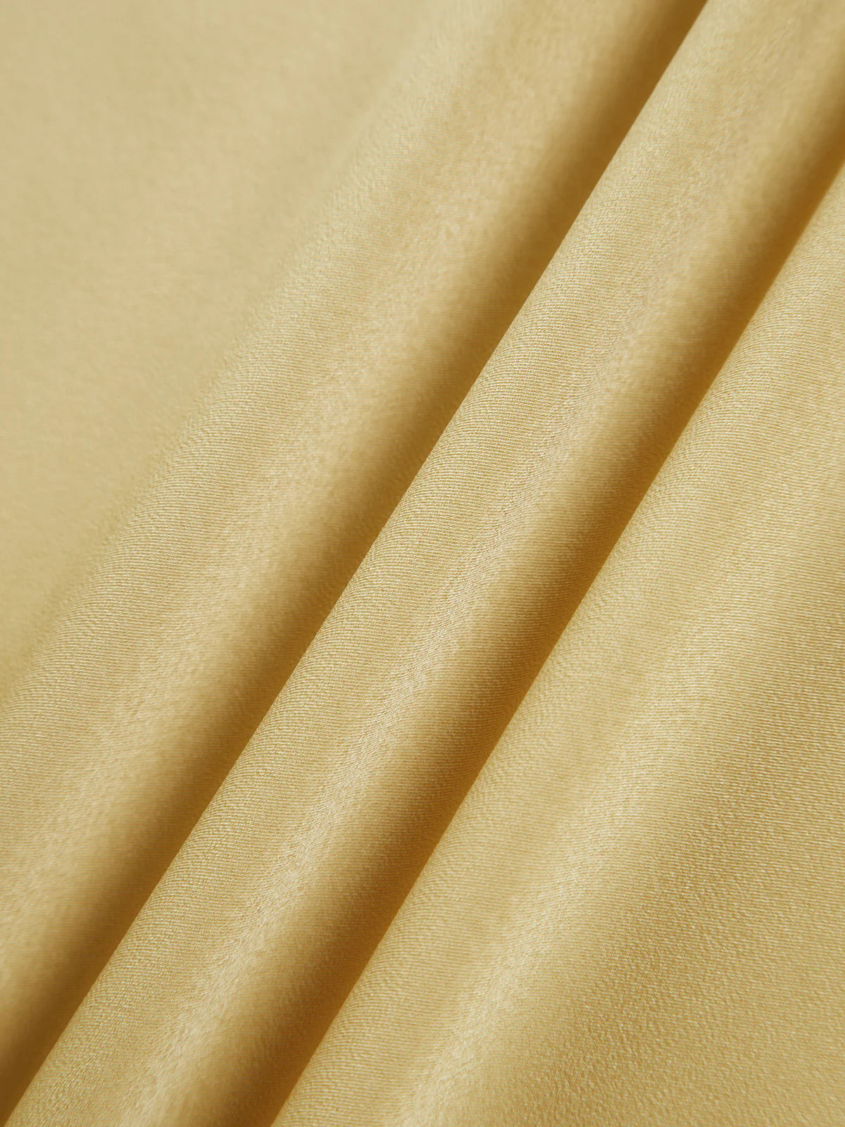 one-shoulder-slip-kleid-frontansicht-fließende-silhouette-hoher-beinschlitz