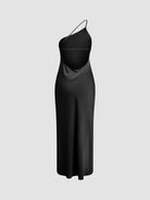 one-shoulder-slip-kleid-frontansicht-fließende-silhouette-hoher-beinschlitz