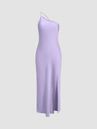 one-shoulder-slip-kleid-frontansicht-fließende-silhouette-hoher-beinschlitz