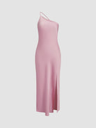 one-shoulder-slip-kleid-frontansicht-fließende-silhouette-hoher-beinschlitz