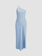 one-shoulder-slip-kleid-frontansicht-fließende-silhouette-hoher-beinschlitz