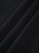 elegantes-wickelkleid-mit-goldfarbenen-knöpfen-und-v-ausschnitt