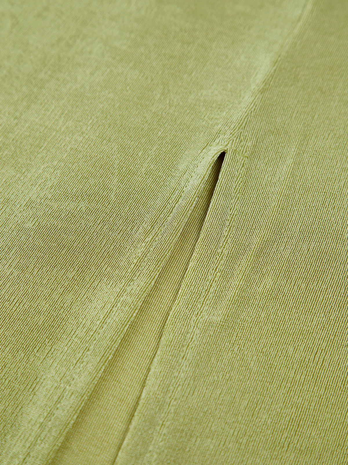 minimalistisches-schlitzkleid-mit-oberschenkelschlitz