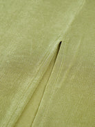 minimalistisches-schlitzkleid-mit-oberschenkelschlitz