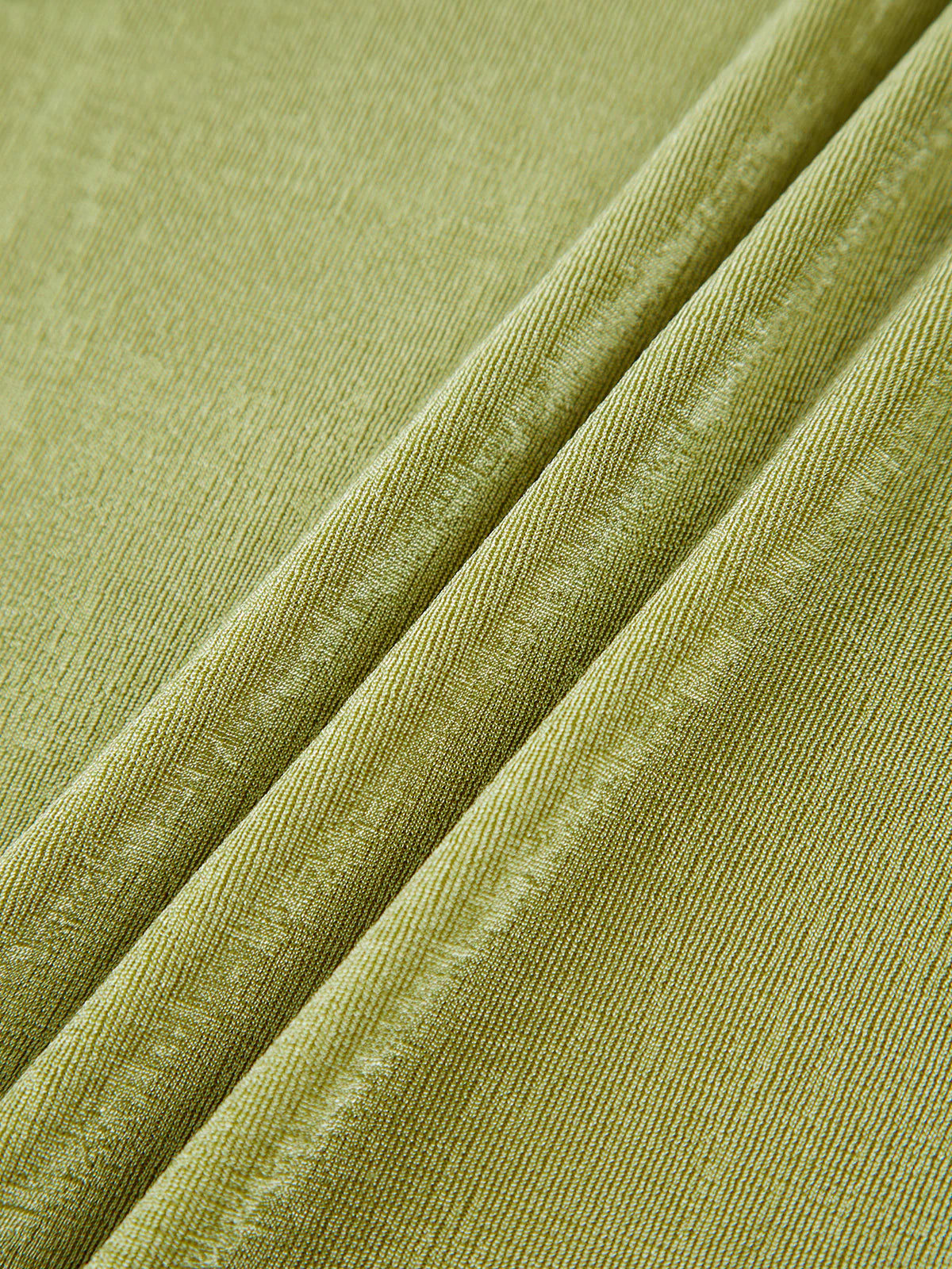minimalistisches-schlitzkleid-mit-oberschenkelschlitz