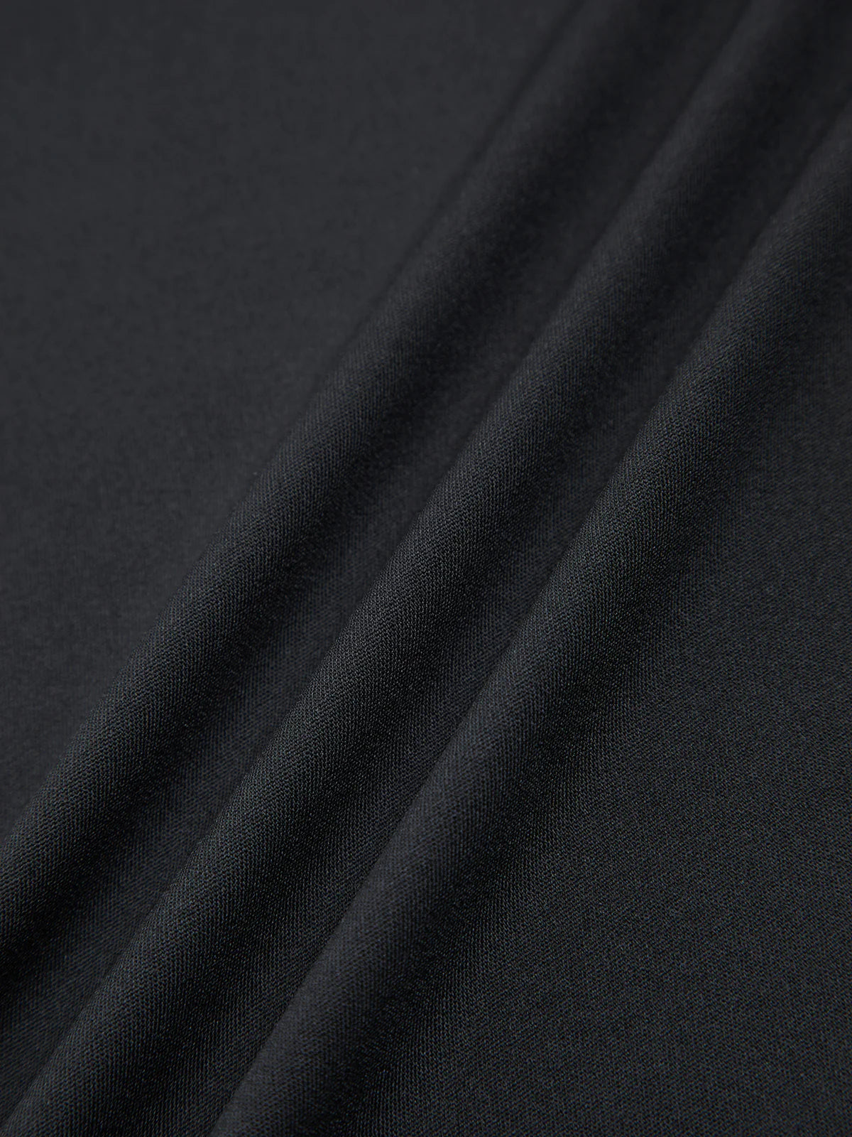 elegantes-spaghettiträger-kleid-figurbetonte-silhouette