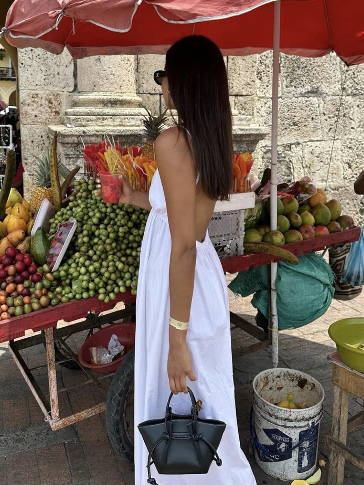 elegantes-seidensatin-kleid-mit-spaghettiträgern-für-festliche-anlässe