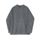 Grauer Herrenpullover mit Rundhalsdesign, flach auf weißem Hintergrund präsentiert