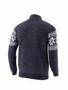 Ein-dunkelblauer-Pullover-mit-Reißverschluss-und-weißem-schneeflockenartigem-Muster.