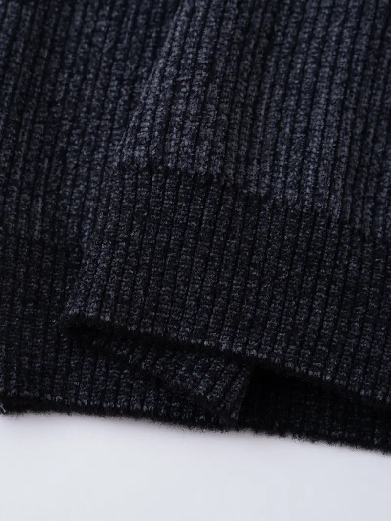 Ein-dunkelblauer-Pullover-mit-Reißverschluss-und-weißem-schneeflockenartigem-Muster.