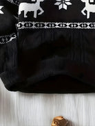Ein-schwarzer-Pullover-mit-weißen-Rentier-und-Schneeflocken-Mustern,-perfekt-für-die-Winter-und-Weihnachtssaison