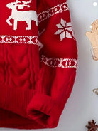 Ein-schwarzer-Pullover-mit-weißen-Rentier-und-Schneeflocken-Mustern,-perfekt-für-die-Winter-und-Weihnachtssaison