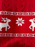 Ein-schwarzer-Pullover-mit-weißen-Rentier-und-Schneeflocken-Mustern,-perfekt-für-die-Winter-und-Weihnachtssaison