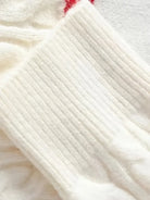 Ein-schwarzer-Pullover-mit-weißen-Rentier-und-Schneeflocken-Mustern,-perfekt-für-die-Winter-und-Weihnachtssaison