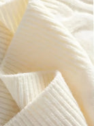 Ein-schwarzer-Pullover-mit-weißen-Rentier-und-Schneeflocken-Mustern,-perfekt-für-die-Winter-und-Weihnachtssaison