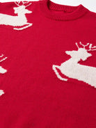 Ein-cremefarbener-Pullover-mit-roten-Rentieren,-ideal-für-die-festliche-Saison.