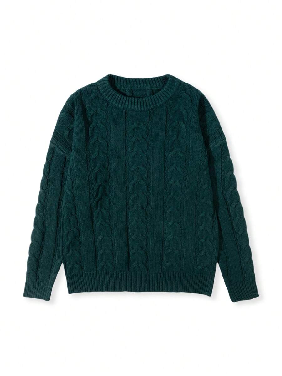 Ein-Mann-trägt-einen-dunkelgrünen-Strickpullover-mit-Zopfmuster,-perfekt-für-einen-warmen-und-stilvollen-Winterlook