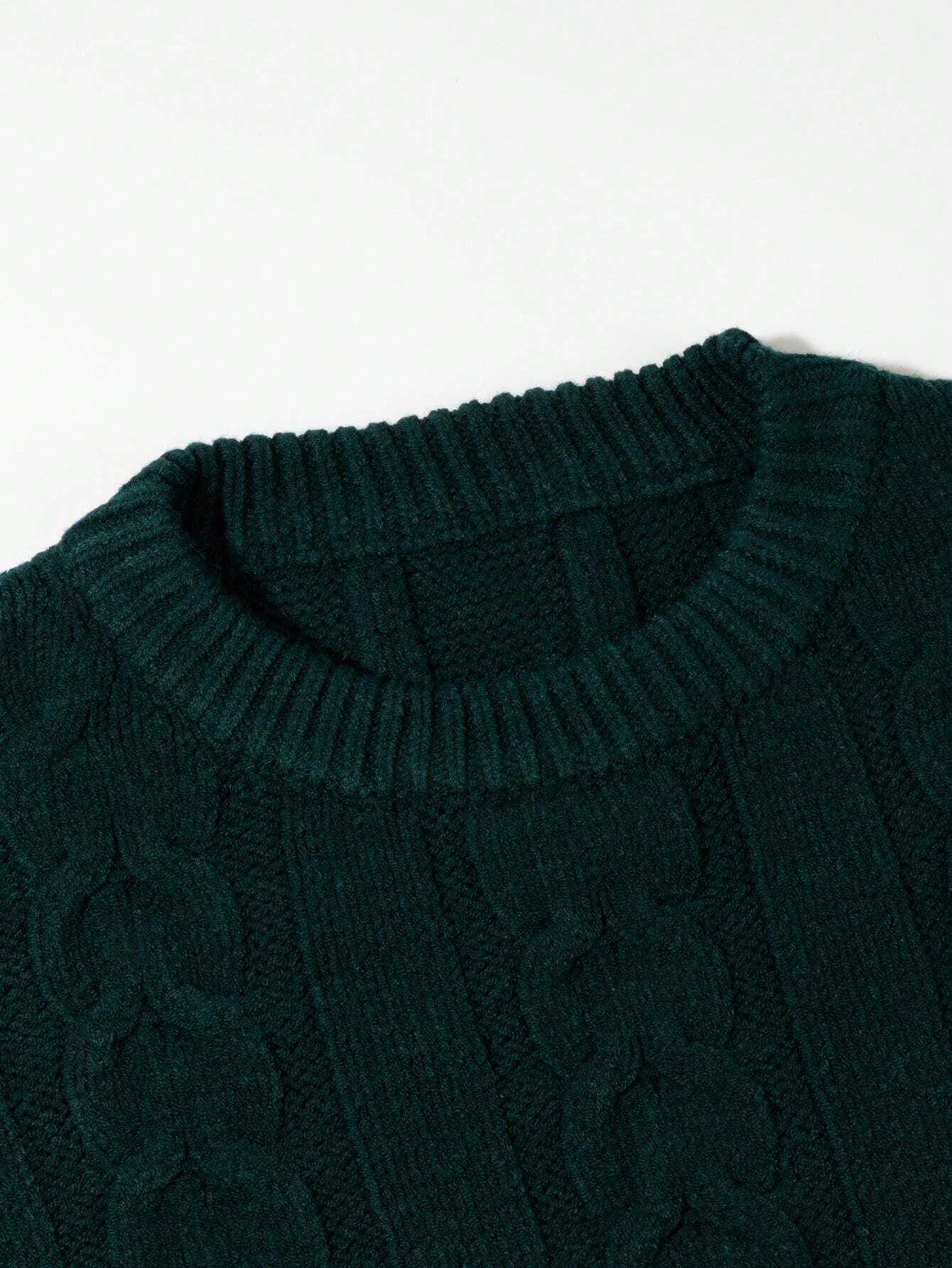 Ein-Mann-trägt-einen-dunkelgrünen-Strickpullover-mit-Zopfmuster,-perfekt-für-einen-warmen-und-stilvollen-Winterlook