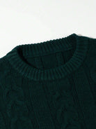 Ein-Mann-trägt-einen-dunkelgrünen-Strickpullover-mit-Zopfmuster,-perfekt-für-einen-warmen-und-stilvollen-Winterlook