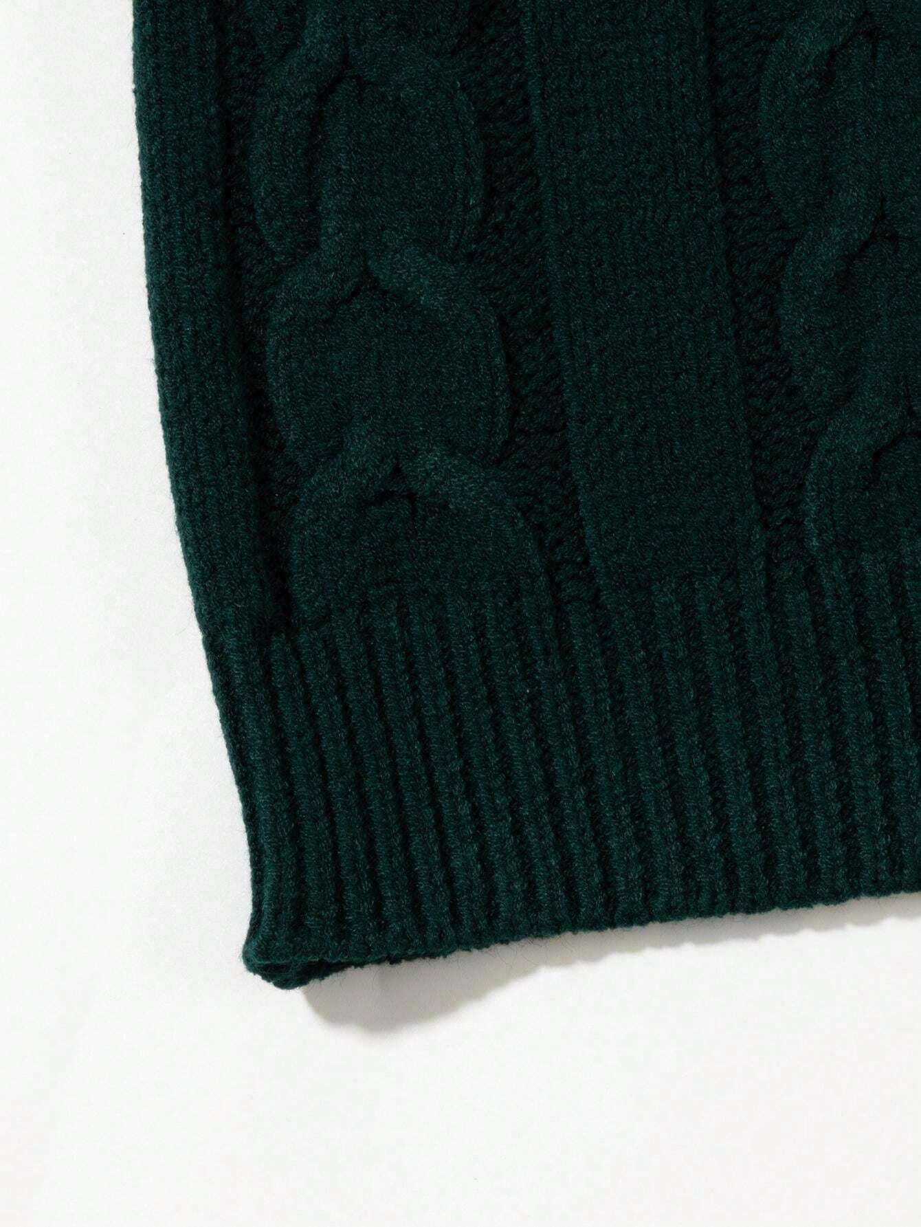Ein-Mann-trägt-einen-dunkelgrünen-Strickpullover-mit-Zopfmuster,-perfekt-für-einen-warmen-und-stilvollen-Winterlook