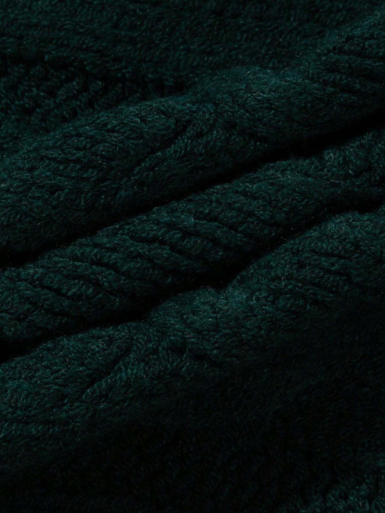 Ein-Mann-trägt-einen-dunkelgrünen-Strickpullover-mit-Zopfmuster,-perfekt-für-einen-warmen-und-stilvollen-Winterlook