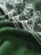 Ein-grüner-Strickpullover-mit-nordischem-Muster-und-Reißverschluss,-ideal-für-eine-gemütliche-Wintergarderobe