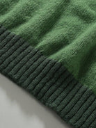 Ein-grüner-Strickpullover-mit-nordischem-Muster-und-Reißverschluss,-ideal-für-eine-gemütliche-Wintergarderobe
