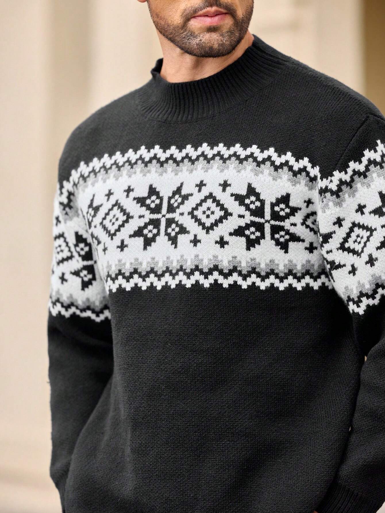 Ein-schwarzer-Pullover-mit-einem-weißen-Schneeflocken-und-Rauten-Muster,-perfekt-für-einen-schlichten-und-warmen-Winterlook