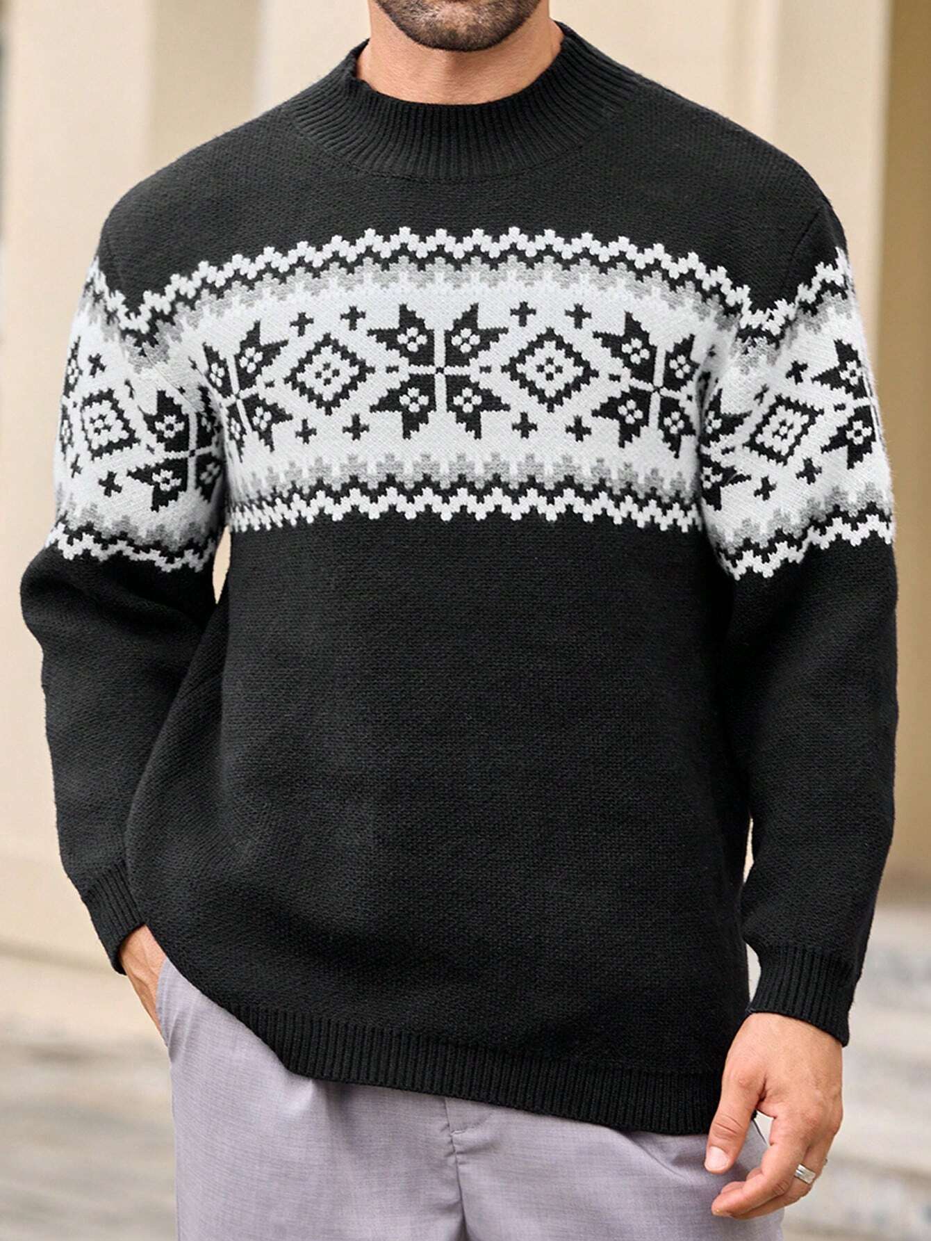 Ein-schwarzer-Pullover-mit-einem-weißen-Schneeflocken-und-Rauten-Muster,-perfekt-für-einen-schlichten-und-warmen-Winterlook