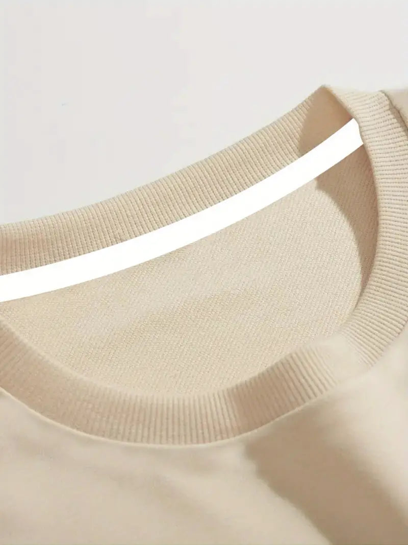 Ein-Pullover-mit-zwei-lustigen-Rentieren-in-Weihnachtsmützen-und-Schal.