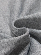 Ein-Pullover-mit-zwei-lustigen-Rentieren-in-Weihnachtsmützen-und-Schal.