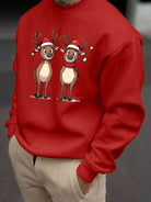 Ein-Pullover-mit-zwei-lustigen-Rentieren-in-Weihnachtsmützen-und-Schal.