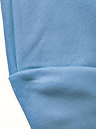 Ein-Pullover-mit-zwei-lustigen-Rentieren-in-Weihnachtsmützen-und-Schal.