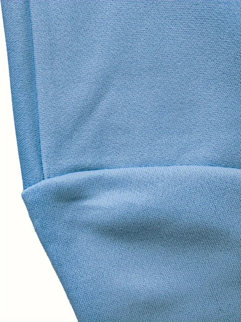 Ein-Pullover-mit-zwei-lustigen-Rentieren-in-Weihnachtsmützen-und-Schal.