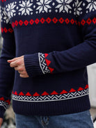 Ein-dunkelblauer-Strickpullover-mit-rotem-und-weißem-Schneeflocken-und-Rauten-Muster,-perfekt-für-festliche-Wintertage