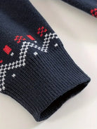 Ein-dunkelblauer-Pullover-mit-roten-und-weißen-Schneeflocken-und-moderner-Musterung.