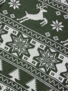 Ein-grüner-Strickpullover-mit-weißen-Rentier,-Schneeflocken-und-Weihnachtsbaum-Mustern,-perfekt-für-die-festliche-Saison