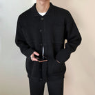 Modell trägt Herren Strickjacke in Frontpose