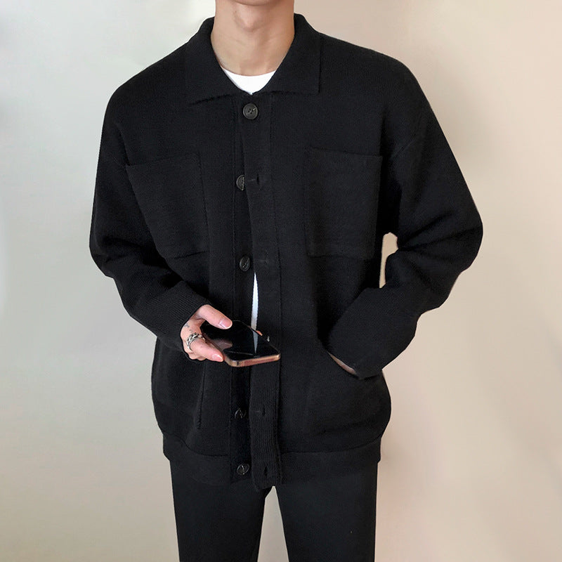 Modell trägt Herren Strickjacke in Frontpose